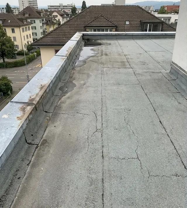 Altes, rissiges Flachdach vor der Sanierung