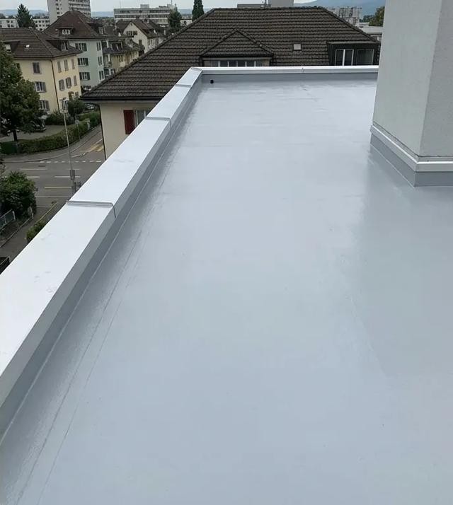 Neu abgedichtetes Flachdach nach der Sanierung